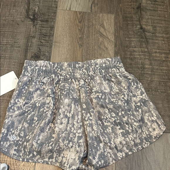 Lululemon Tracker LR Short 4in Lined size 8 - Picture 5 of 5
